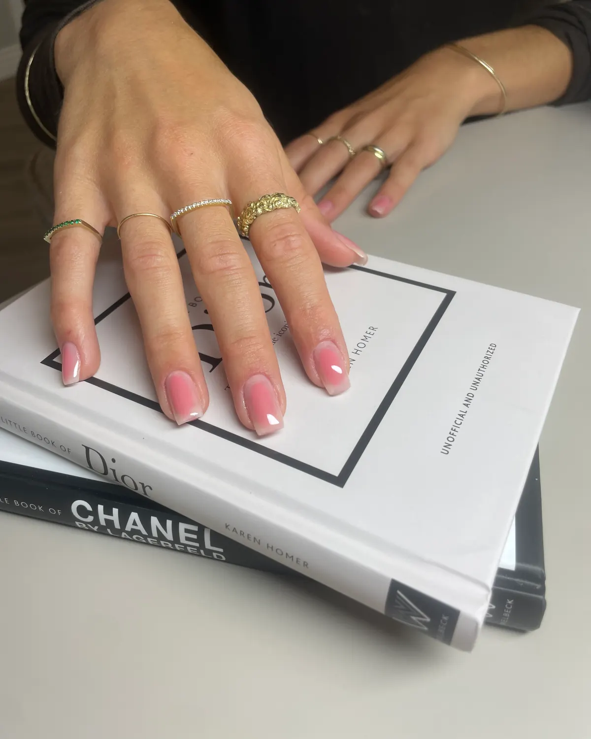 Korte, let firkantede negle med en blød rosa blush-finish - Beauty Hour Hellerup