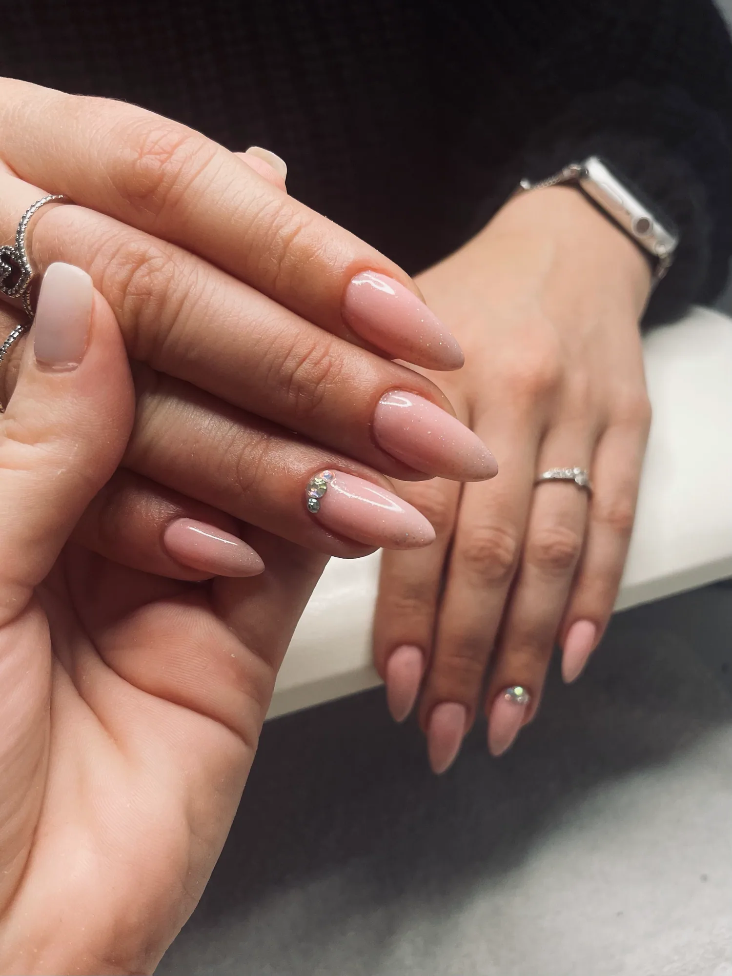 Blød nude gelemanicure i mandelform med en fin krystalklynge - Beauty Hour Hellerup
