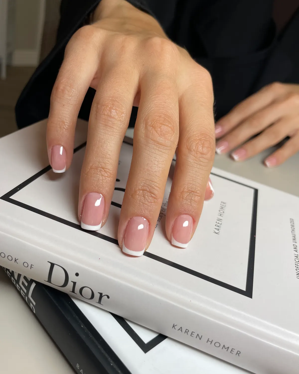 Korte negle med en fin hvid french-spids og blank finish - Beauty Hour Hellerup