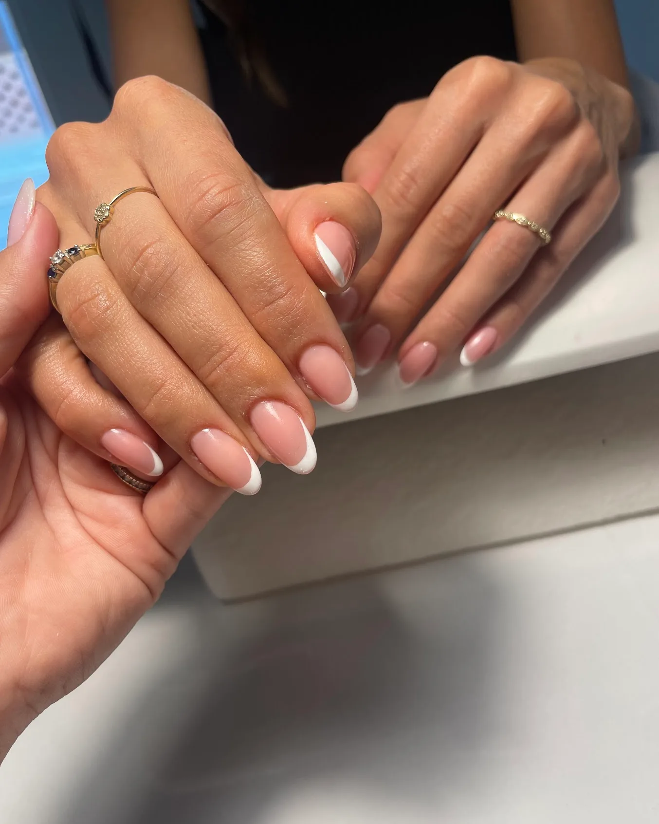 Klassisk fransk manicure med fine hvide spidser i oval form - Beauty Hour Hellerup