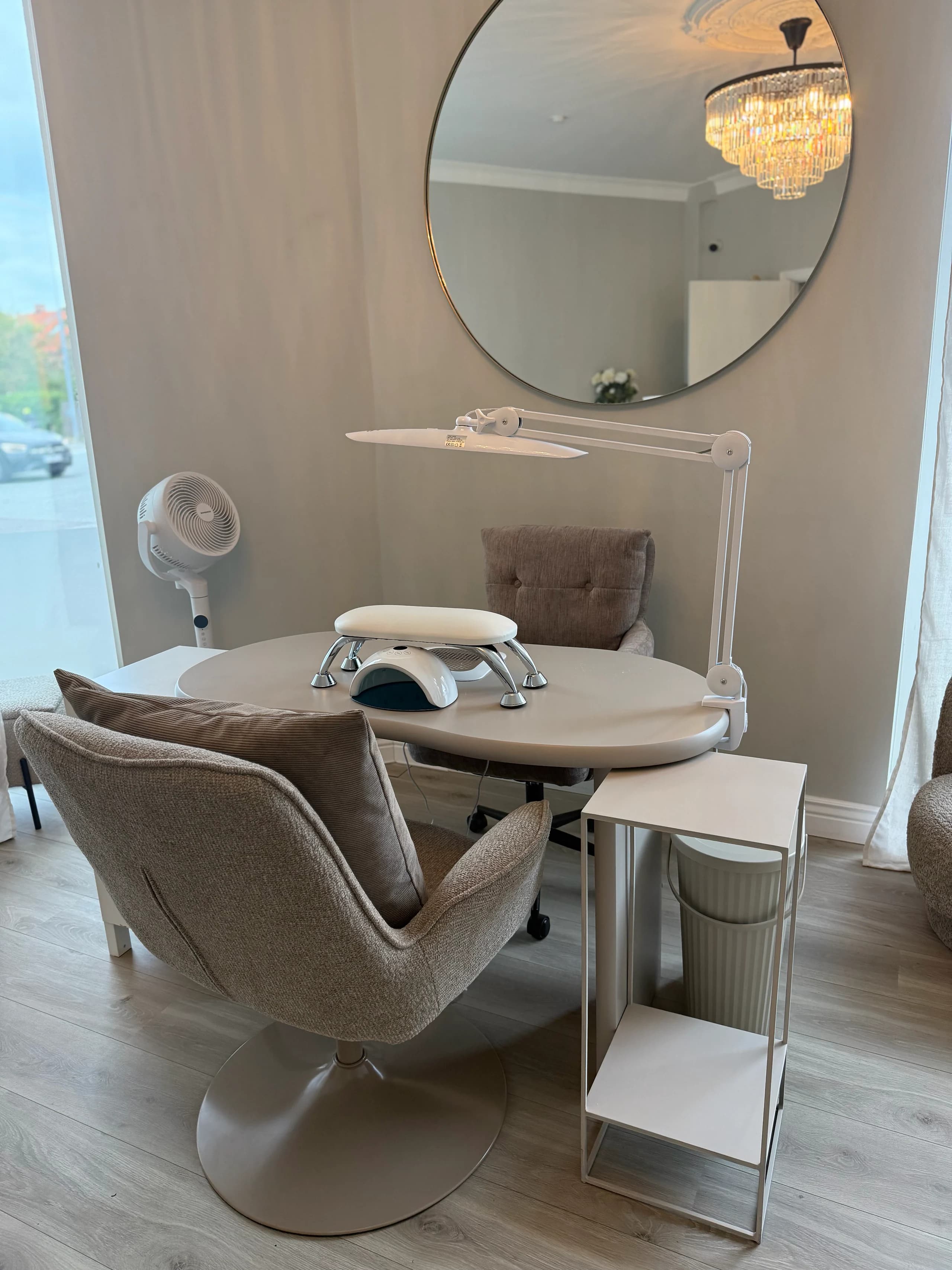 Beauty Hours manicurestation - en blød stol, gennemtænkt belysning og et rundt spejl i et roligt, indbydende rum