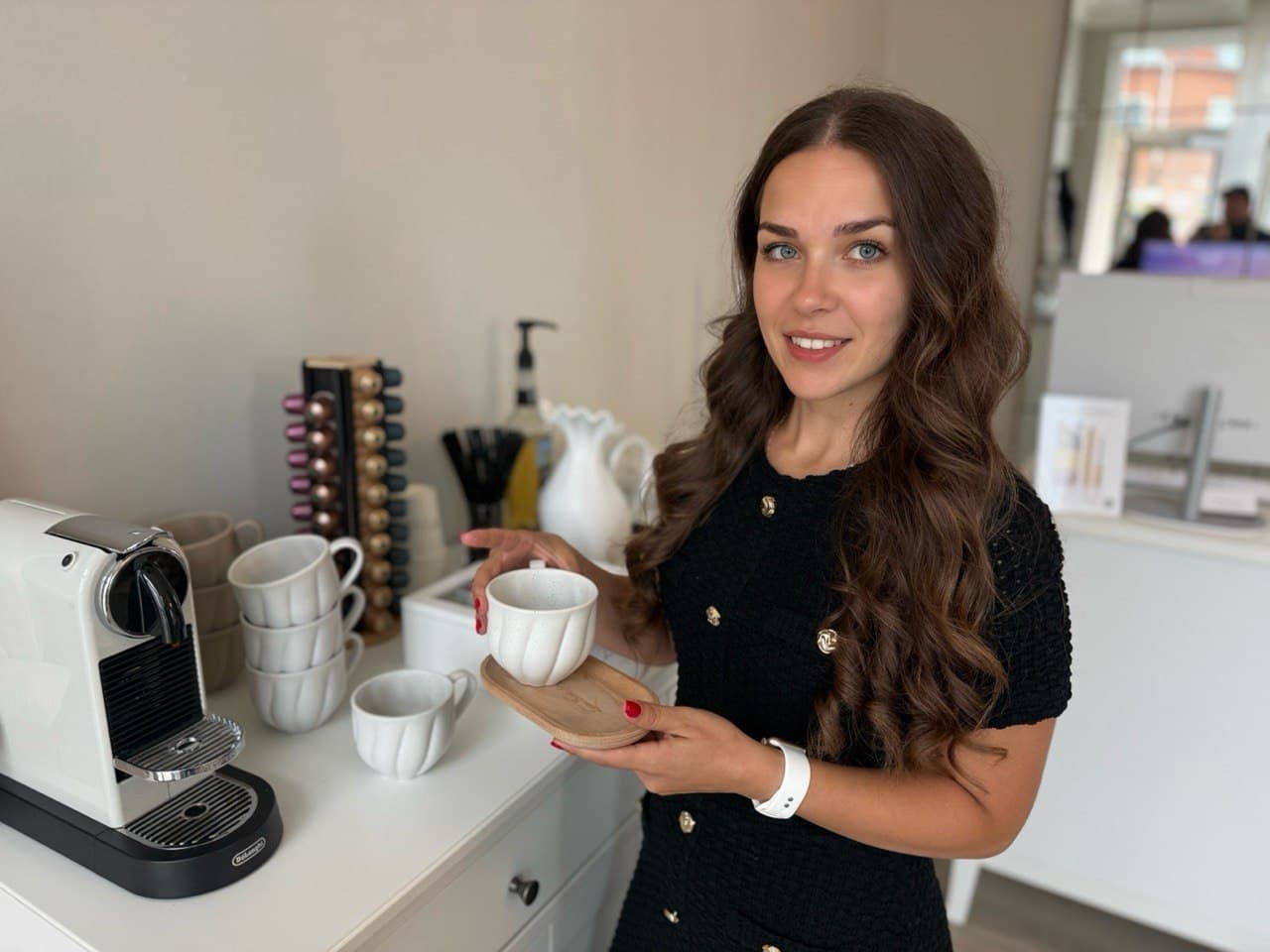 Beauty Hour-vært serverer en friskbrygget kaffe på en træbakke ved espressostationen