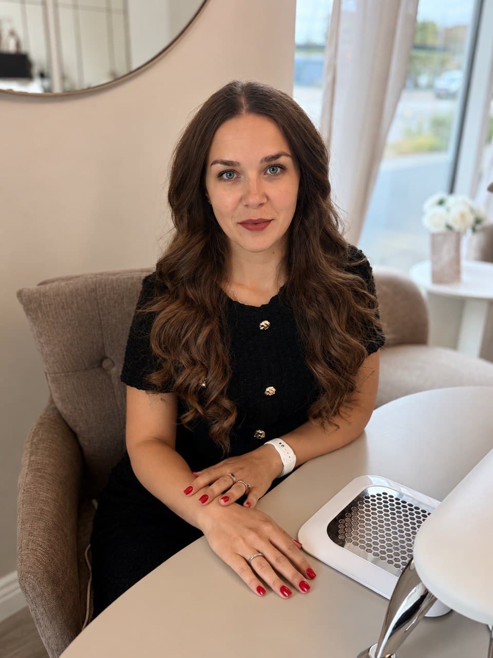 Mira, grundlæggeren af Beauty Hour, sidder ved manicurebordet i sit studie i Hellerup