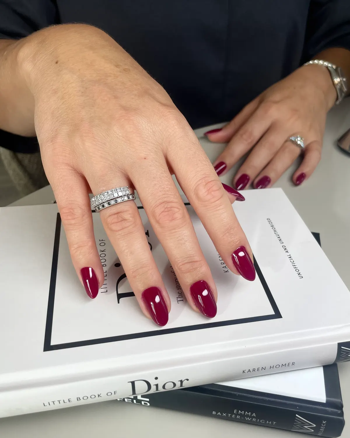 Dyb bordeaux gelémanicure i mandelform med blank finish - Beauty Hour Hellerup