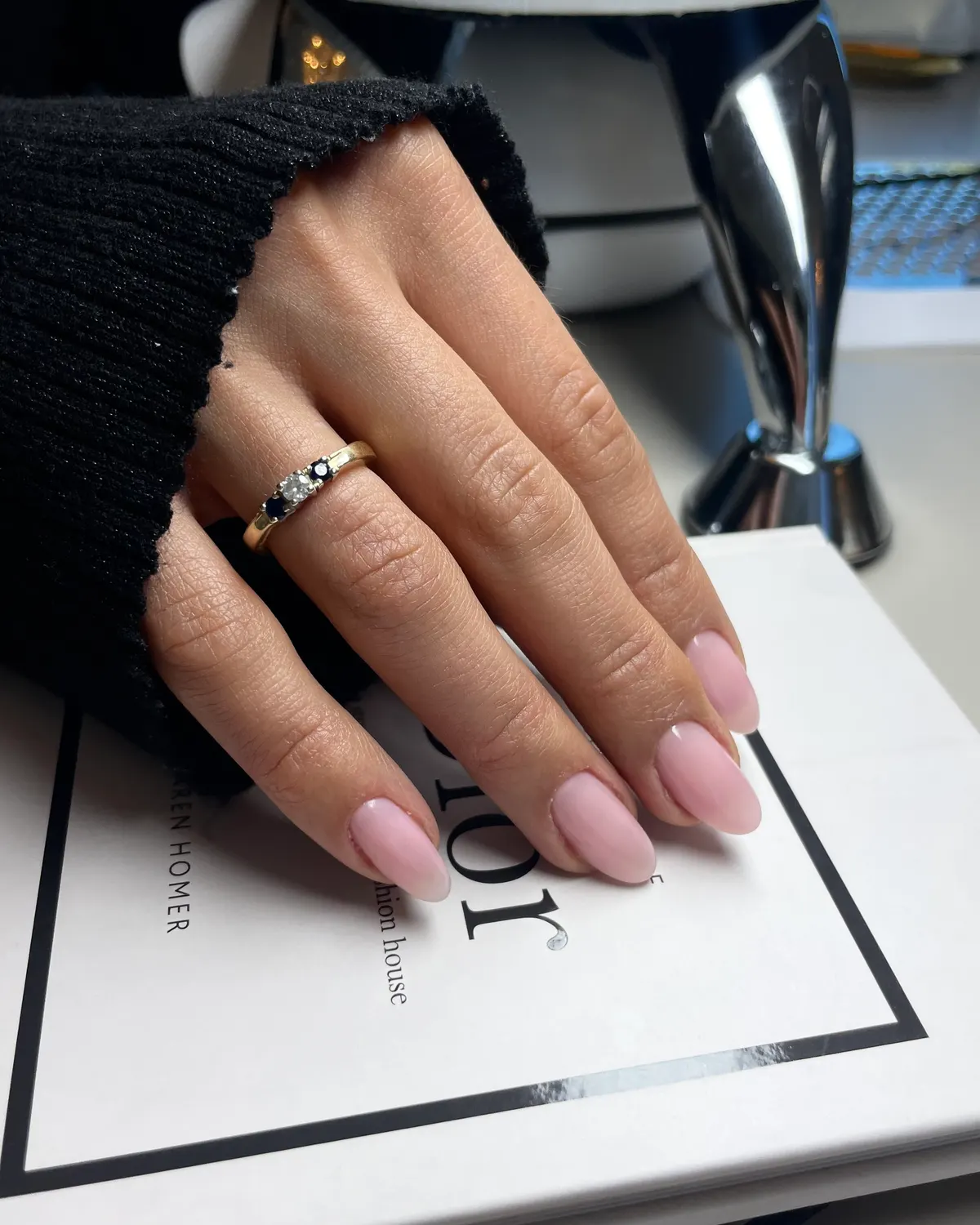 Lange mandelformede negle med en blank, sart lyserød gelé-finish - Beauty Hour Hellerup