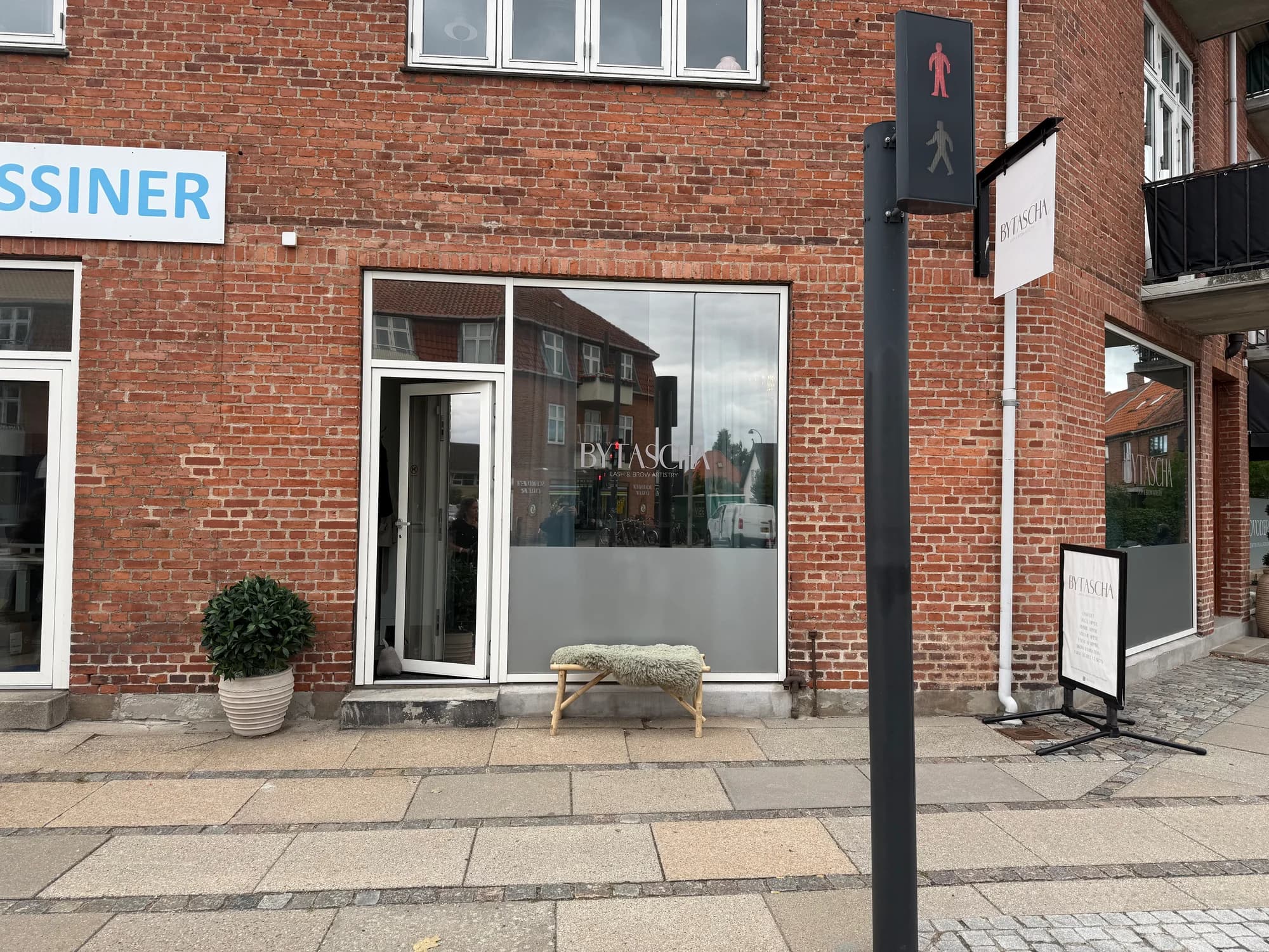 Beauty Hours indgang i stueetagen med murstensfacade og glasdør - vi deler facade med By Tascha Lash & Brow Artistry, indtil vores eget skilt er oppe